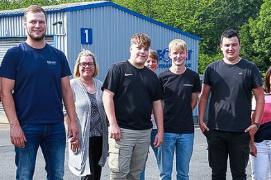 Die beiden Ausbildungsleiter Patrick Hofacker (Zweiter von links) und Stefan Limpert (rechts) mit den neuen Azubis Ben, Henry und Louis sowie deren Eltern.
Foto: B&R
