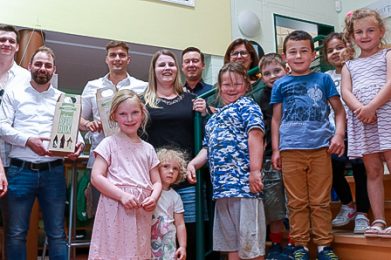 Sie alle sind glücklich darüber, wie die Kita Wiesenzauber jetzt aussieht (von links): Björn Müller (Fachpraxis-Lehrer an der Ferdinand-Braun-Schule), die angehenden Malermeister Maximilian Hofmann, Philipp Schröder und Daniel Storbeck, Kita-Leiterin Carolin Methfessel, Bürgermeister Matthias Möller und Kerstin Baier-Hildebrand, Abteilungsleitung Familien, Freizeit und Tourismus sowie einige Kinder. Foto: Stadt Schlüchtern. Foto: Stadt Schlüchtern