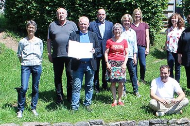 Eine Dorfgemeinschaft ist bereit, anzupacken: Erste Kreisbeigeordnete Susanne Simmler (rechts) überbrachte einen Zuwendungsbescheid aus dem Integrierten Kommunalen Entwicklungskonzept zur Gestaltung eines Generationenparks in Lettgenbrunn. Unser Bild zeigt (von links): Katharina Dederich, Herbert Bien, Bürgermeister Rainer Schreiber, Stefan Simon (Gemeindevorstand), Irmi Bache (Gemeindevorstand), Ilse Heinemann, Katrin Hess (Leiterin Amt Umwelt, Naturschutz und ländlicher Raum), Hans Hess und Ulrike Bandilla (beide Steuerungsgruppe).