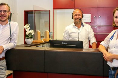 Die Ärzte Ingo Roth (links), Davud Faghih-Zadeh und Zuzana Zimmermann von Häusärzte MKK beschäftigen sich seit Jahren schon mit der Digitalisierung der eigenen Praxen. Foto: Bensing & Reith