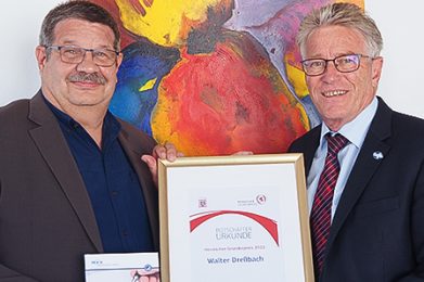 Kreisbeigeordneter Winfried Ottmann überreichte Walter Dreßbach, Leiter des Referats Wirtschaft, Arbeit und digitale Infrastruktur, die Urkunde „Botschafter des Hessischen Gründerpreises 2022“.