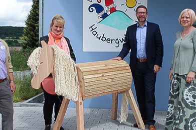 Das Pferd ohne Namen mit (von links): Ortsvorsteher Ernst-Karl Kohlhepp, der angehenden Erzieherin Ina Larbig, Landrat Thorsten Stolz und Kita-Leiterin Kirstin Bode.