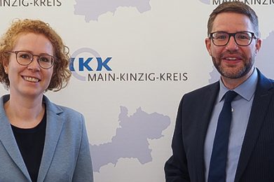 Landrat Thorsten Stolz begrüßt die neue Leiterin des Amtes für Kultur, Sport, Ehrenamt und Regionalgeschichte, Dr. Anselma Lanzendörfer. Foto: privat