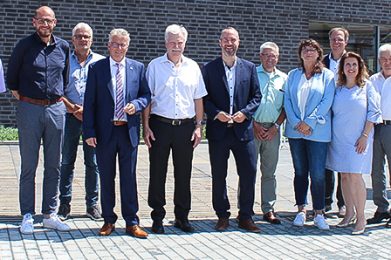 Ein großer Tag für die Grundschule und die Johann-Hinrich-Wichern-Förderschule in Nidderau-Ostheim: Die neue Zweifeldturnhalle ist fertigstellt. Damit verbessert sich auch die Verkehrsführung in diesem Bereich. Unser Bild zeigt Kreisbeigeordneten Winfried Ottmann (Vierter von links) mit Festgästen und den beiden Schulleiterinnen Ute Weigold (Achte von links) und Anja Wolf  während der Eröffnungsfeierlichkeiten.