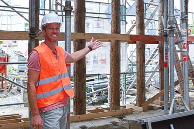 Jan Knüttel, Projektverantwortlicher bei der Stadt Schlüchtern, steht dort, wo später mal der Eingangsbereich des Kultur- und Begegnungszentrums sein wird. Foto: Stadt Schlüchtern