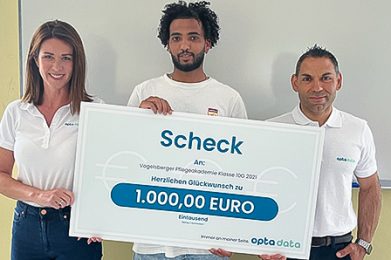 Solomon Tsegay Tesfay (Mitte) gewann 1000 Euro bei einem Gewinnspiel der Firma „opta data“ 
für seinen Kurs an der Vogelsberger Pflegeakademie. Rebecca Felske und Tony Altimari (beide „opta data“) freuten sich, 
den Scheck nun zu überreichen.                                                                               Foto: privat