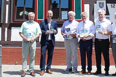 Kreisbeigeordneter Winfried Ottmann (Vierter von links) mit den Breitband-Botschaftern für Nidderau (von links): Reinhard Weider (Vorstand Bürgerhof), Bürgermeister Andreas Bär, Horst Dillmann (Vorsitzender Bürgerhof), Joachim Peter und Otmar Wörner.  Foto: privat