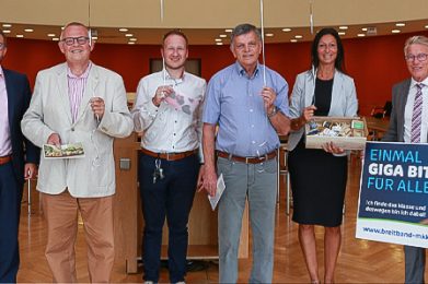 Sie alle freuen sich (von links): Landrat Thorsten Stolz (links), Simone Roth und Winfried Ottmann (rechts) über die 10.000 Gigabit-Bestellungen, Ludger Fröhle, Sascha Kling und Manfred Röder (weiter von links) über ihre Gewinne. Foto: privat