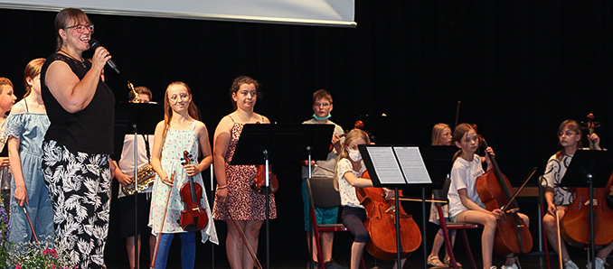 Für den stimmungsvollen Rahmen zum Schnuppernachmittag hatte Musiklehrerin Tatjana Beyer aus Schülern der Bläser- und Streicherklasse ein Orchester zusammengestellt. Foto: privat