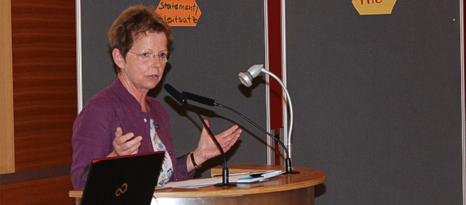 : „Der Fachkräftemangel im Pflegebereich geht alle 29 Städte und Gemeinden an“: Irmhild Neidhardt, Leiterin der Abteilung Leben im Alter in der Kreisverwaltung bei der Vorstellung erster Ergebnisse im Main-Kinzig-Forum.