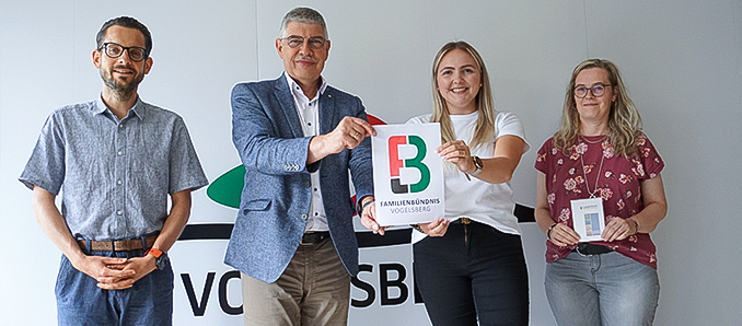 Landrat Manfred Görig (Zweiter von links) und die 22-jährige Katharina Flach aus Radmühl präsentieren gemeinsam mit Simon Päbler (links), Koordinator und Sprecher des Familienbündnisses, und Sandra Obenhack das neue Logo. Foto: C. Lips