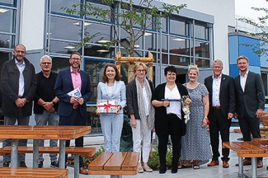 Große Freude herrscht an der Werner-von-Siemens-Schule in Maintal-Dörnigheim, wo Landrat Thorsten Stolz (Dritter von links) und Kreisbeigeordneter Winfried Ottmann (Zweiter von rechts)  mit vielen weiteren Gästen und Schulleiterin Sabine Scholz-Buchanan (Sechste von links) die  Einweihung der neuen Mensa als wichtigen Meilenstein für die Zukunft der Schule feierten.
