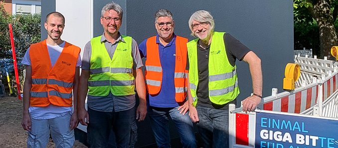 Während auf dem Dach noch letzte Arbeiten stattfinden, freuen sie sich, dass der erste PoP steht (von links): Nico Schanz (Standortmanagement), Oliver Herzberger (Baukoordination), Thomas Braun (Projektleiter für den Außenbereich) und Axel Eiring (Projektverantwortlicher für den Tiefbau) von Athanus Partners. Foto: Bensing & Reith