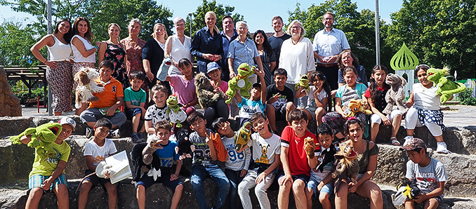 Landrat Thorsten Stolz (rechts, hintere Reihe) besuchte das Sprachförderprojekt „Deutschsommer“ in der Philipp-Reis-Schule. Handpuppen kommen auf vielfältige Weise zum Einsatz, wenn die Kinder auf spielerische Weise ihre Deutschkenntnisse verbessern, ihre Sozialkompetenz und ihr Selbstbewusstsein stärken.