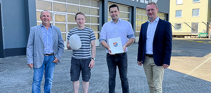 100.000 Euro für einzigartige VR-Spiele in Alsfeld: Wirtschaftsdezernent und Erster Kreisbeigeordneter Dr. Jens Mischak (rechts) und Matthias Steckenreuter von der Region Vogelsberg (links) übergaben einen Förderbescheid im Rahmen der ländlichen Regionalentwicklung an Thorsten Schneider (Zweiter von rechts) und Florian Schouler. Die beiden Unternehmer wollen Mitte Oktober VR-Spiele der US-Firma „Sandbox VR“ in Alsfeld anbieten und damit deutschlandweit Vorreiter sein. Foto: Jennifer Sippel