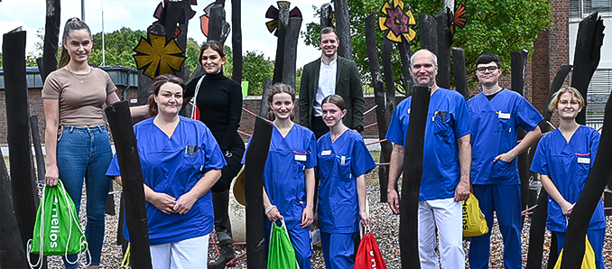 Lucia Henkel (Azubi), Sabrina Gutberlet (Praxisanleiterin), Bedriye Ulusal (Azubi), Laura Knüttel (FOS), Sebastian Mock (Klinikgeschäftsführer), Sarah Waitz (FOS), Kay Riedel (Ausbildungskoordinator), Noah Laurenz Block (Bufdi), Julia Kern (FSJ). Es fehlen Jessica Bathelt und Vivian Schmalenberg (beide Azubis), deren Ausbildung am 1. Oktober startet.