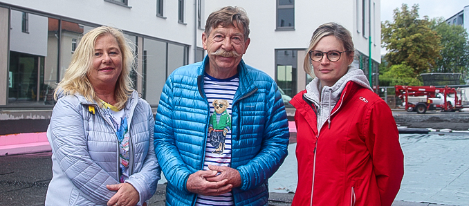 Diabetesberaterin Katrin Degenhardt, Diabetologe Thomas Degenhardt und Dr. Zuzana Zimmermann (von links) stehen mit zufriedenem Gesichtsausdruck vor dem Gebäude, in das sie mit der Praxis schon bald einziehen werden. Foto: Bensing & Reith