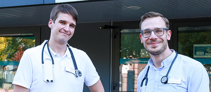 Ingo Roth (rechts) freut sich über Neuzugang Jakob Skalden im Team der Hausärzte-MKK-Praxis in Bad Soden-Salmünster. Foto: Bensing & Reith