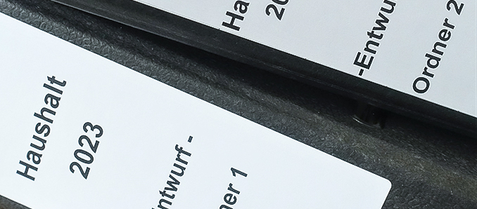 Der Haushaltsentwurf 2023 ist ein dickes Zahlenwerk und füllt mit rund 1200 Seiten zwei Aktenordner.