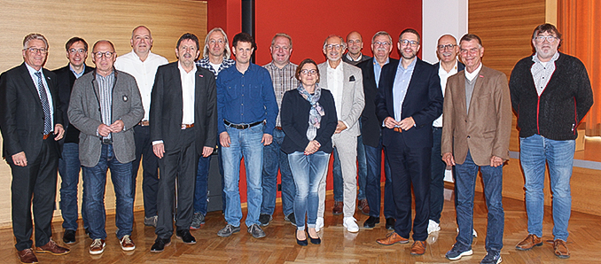 Regelmäßig tauschen sich die Spitzen von Kreishandwerkerschaften und Main-Kinzig-Kreis zu aktuellen Themen aus. Diesmal hatten Landrat Thorsten Stolz (Vierter von rechts) und Kreisbeigeordneter Winfried Ottmann (links) ins Main-Kinzig-Forum eingeladen.