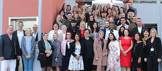 Die 47 Absolventinnen und Absolventen der Altenpflegekurses am Aus- und Fortbildungsinstitut für Altenpflege, das zu den Alten- und Pflegezentren des Main-Kinzig-Kreises gehört, zusammen mit ihren Ausbilderinnen und Ausbildern. Erste Kreisbeigeordnete Susanne Simmler gratulierte den frisch gebackenen Altenpflegerinnen und Altenpflegern und wünschte ihnen zum Start ins Berufsleben alles Gute.