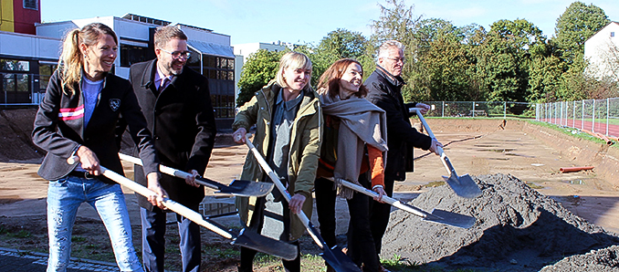 Gingen gut gelaunt ans Werk (von links): Schulleiterin Janina Schmidt, Landrat Thorsten Stolz, Architektin Kerstin Rack, Bürgermeisterin Monika Böttcher und Kreisbeigeordneter Winfried Ottmann beim symbolischen ersten Spatenstich für den Erweiterungsbau der Grundschule Villa Kunterbunt in Maintal-Bischofsheim.