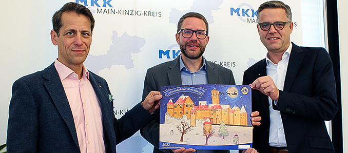 Präsident Christian Kinner (rechts) und Jan Ulrich Seeliger vom Lions Club Main-Kinzig Barbarossa stellten Landrat Thorsten Stolz (Mitte) den neuen Benefiz-Adventskalender vor, dessen Erlös direkt Hilfsprojekten für Kinder und Jugendlichen zugutekommt. Der Kalender ist ab 3. November erhältlich.
