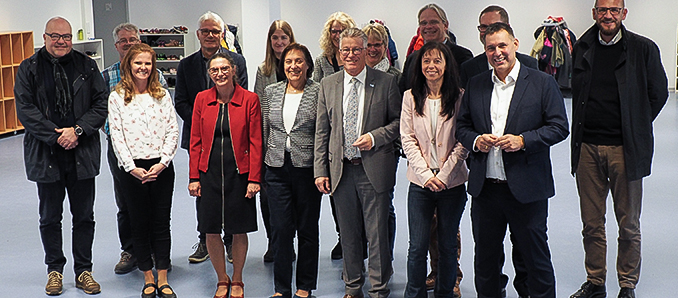 Gemeinsam feierten Kreisbeigeordneter Winfried Ottmann (Dritter von rechts, vordere Reihe), Schulleiterin Carmen Nickel-Hammer (Dritte von links, vordere Reihe), Bürgermeister Michael Göllner (rechts, vordere Reihe) und weitere Gäste die gelungenen Bau- und Sanierungsmaßnahmen an der Astrid-Lindgren-Schule in Hammersbach.