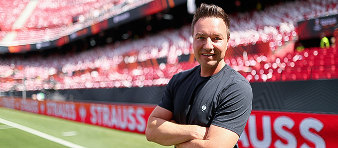 Eine Europameisterschaft lässt Fußballherzen weltweit höherschlagen.
Strauss ist Workwear Partner des Turniers – für die Champions hinter den Kulissen“, sagt Markenchef und CEO Henning Strauss.