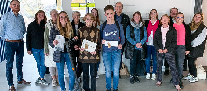 Die Verantwortlichen der „Nacht der Ausbildung“ mit den Preisträgern. Foto: privat