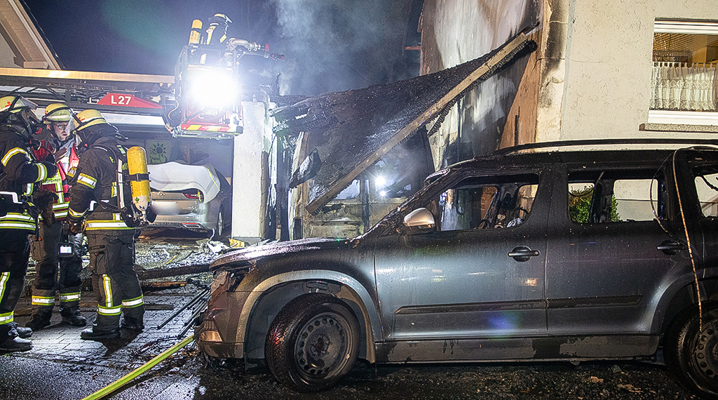 Mücke: Carportbrand greift auf Wohnhaus über - hoher Schaden