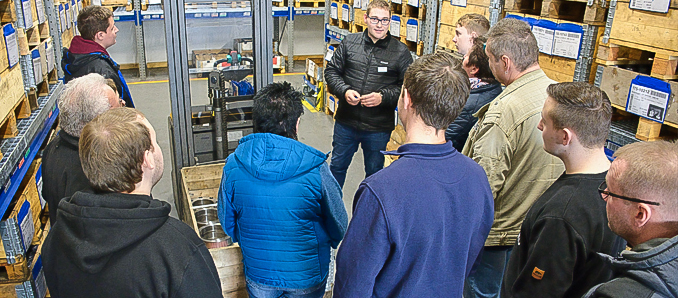 : Was macht den Beruf des Zerspanungs- oder Industriemechanikers aus? Das – und noch vieles mehr – konnten junge Menschen beim Ausbildungstag bei Eckart Hydraulik erfahren. Foto: Eckart Hydraulik