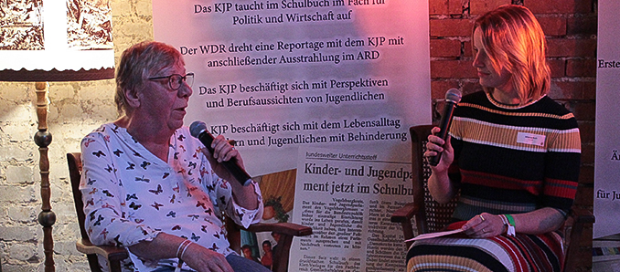 Erinnert in der Talkrunde noch einmal an die Gründung des ersten Kreisjugendparlaments in Deutschland: Silvia Lucas (links) wird von Johanna Roth interviewt. Alle Fotos: Sabine Galle-Schäfer