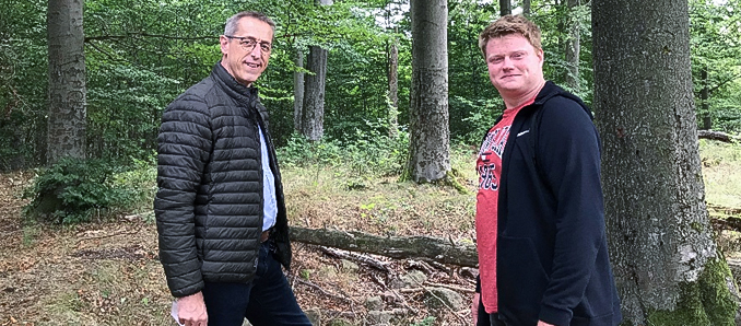 Bürgermeister Peter Malolepszy und Maximilian Koch begehen die „Hainburg“ bei Blankenau. Foto: privat