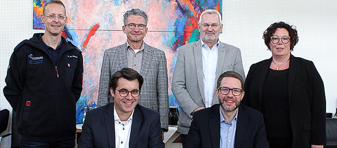 Die Unterschriften unter die Verträge sind gesetzt. Nun werden sukzessive alle Rettungswagen zwischen Maintal und Sinntal dauerhaft digital mit der Telenotarzt-Technik aufgerüstet, die sich um Rund-um-die-Uhr-Betrieb befinden. Vorne von links: Bernd Valentin (Umlaut Telehealthcare) und Landrat Thorsten Stolz; hinten von links: Dr. Manuel Wilhelm, Dr. Wolfgang Lenz, Günther Seitz (jeweils Amt für Gesundheit und Gefahrenabwehr) und Erste Kreisbeigeordnete Susanne Simmler.