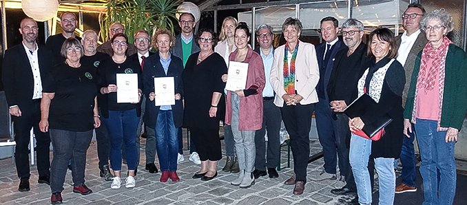 Alle Preisträger und Preisträgerinnen gemeinsam mit Gratulanten, Ehrengästen und dem Team aus dem Umweltamt. Foto: privat