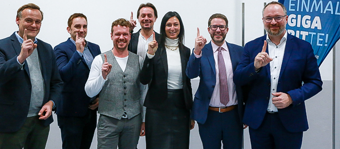Sie bestellen „Einmal GIGA BITte“ für Biebergemünd (von links): Stefan Hütte von Athanus Partners, Christian Fütz und Andreas Müller von Vodafone, Moderator Steffen Reith von der Kommunikationsagentur Bensing & Reith, Breitband-Geschäftsführerin Simone Roth, Landrat Thorsten Stolz und Bürgermeister Matthias Schmitt. Foto: Bensing & Reith