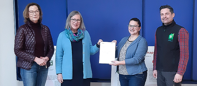 Gudrun Jonas, Vizeclubpräsidentin Soroptmistinnen Fulda, Tricia Kuhn Clubprädisentin Soroptimistinnen Fulda, Rieke Trittin und Timo Heumüller, beide Leitung Umweltzentrum Fulda. (v.l.) Foto: Stadt