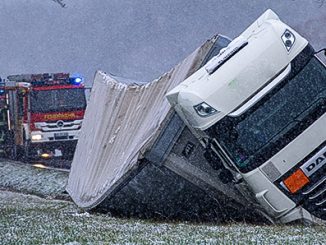Gefahrgut-Lkw umgestürzt – Vollsperrung bei Köddingen
