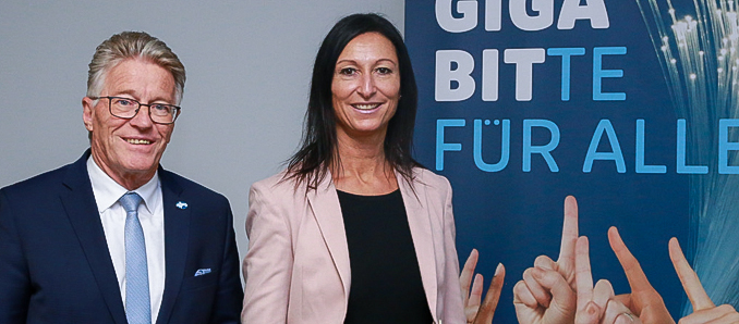 Aufsichtsratsvorsitzender Winfried Ottmann und Geschäftsführerin Simone Roth blicken sehr zufrieden auf das erste Jahr des Glasfaserausbaus der Breitband Main-Kinzig. Foto: Bensing & Reith