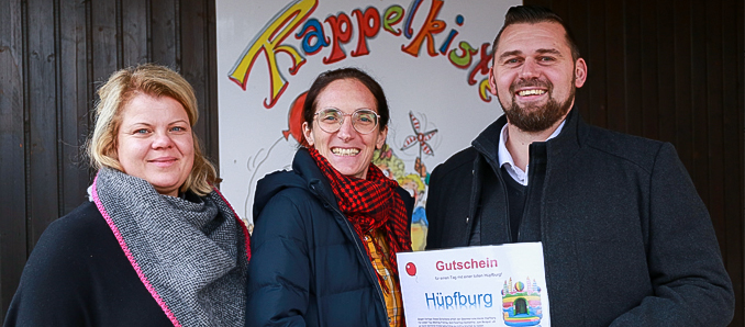 Thomas Henfling hat sich mit Yvonne Erb (links) alle Sinntaler Kindergärten angeschaut, um eine Bestandsanalyse vorzunehmen. Romana Falk, Kita-Leiterin in Sterbfritz, freut sich über einen Gutschein, den es für alle Einrichtungen gab. Foto: Bensing & Reith