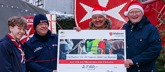 Vanessa von Keitz und Andreas Honikel vom Malteser Hilfsdienst Blankenau/Hainzell und "Die Hopperain-Spieler" Matthias Bickert und Jürgen von Keitz. Foto: Matthias Kress