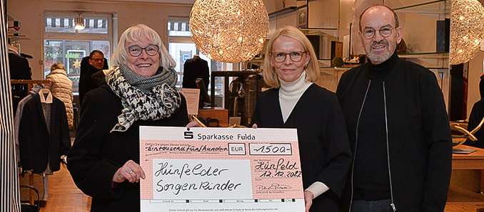 Rita Fennel konnte für die Aktion Hünfelder Sorgenkinder einen Spendenscheck in Höhe von 1500 € von Petra und Reinhard Richter entgegennehmen. Foto: privat