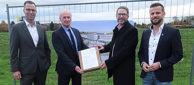 Gemeinsam mit Bürgermeister Timo Greuel überreichte Landrat Thorsten Stolz bei einem Ortstermin die Baugenehmigung an die Projektverantwortlichen Wolfgang Herdt und Manuel Neher.