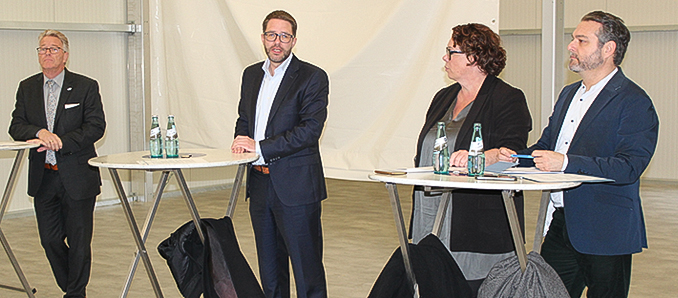 Kreisbeigeordneter Winfried Ottmann, Landrat Thorsten Stolz, Erste Kreisbeigeordnete Susanne Simmler und Bürgermeister Daniel Glöckner bezeichneten die Einrichtung als „weiteren Puffer in einer Notsituation“ (v.l.).