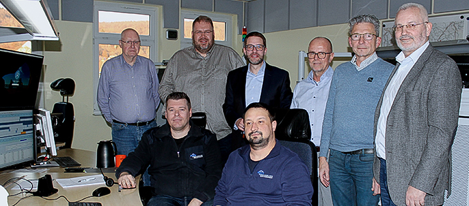 Zu Besuch in der Zentralen Leitstell.: Unser Bild zeigt (stehend von links): Michael Trapp, Michael Tumbrägel, Landrat Thorsten Stolz, Reiner Kaul, Dr. Wolfgang Lenz und Günther Seitz im Gespräch mit Sascha Vogt (sitzend links) und Chris Rudat.