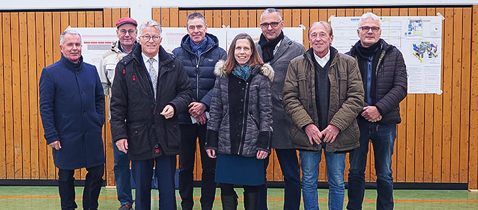 Kreisbeigeordneter Winfried Ottmann (Dritter von links) weihte gemeinsam mit Bernd Löffert, Leiter der Abteilung Baumanagement im Amt für Schulwesen, Bau- und Liegenschaftsverwaltung und Zentrale Dienste des Main-Kinzig-Kreises, Walter Kropp, Technisches Gebäudemanagement in diesem Amt, Olaf König, Schulleitung Adolph-Diesterweg-Schule, Anja Bothe, Schulleitung der Fritz-Schubert-Schule, Architekt Werner Zymelka sowie den beiden Kreistagsabgeordneten Erhard Rohrbach und Professor Dr. Joachim Fetzer (v.r.) die sanierte Turnhalle in Maintal-Hochstadt ein.