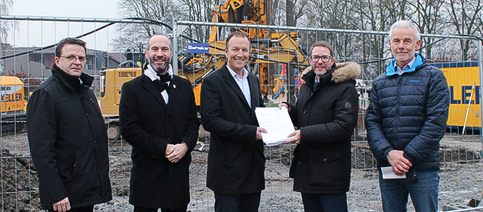 Start frei für den Neubau des Medizinischen Versorgungszentrums: Der Leiter des Bauamts, Steffen Schomburg, sowie Landrat Thorsten Stolz überreichten die Baugenehmigung persönlich an Dr. Henrik Schumann, im Beisein von Nidderaus Bürgermeister Andreas Bär und Bernd Dassinger, Fachbereichsleiter Stadtentwicklung und Bauwesen der Stadt Nidderau (von rechts). Foto: privat