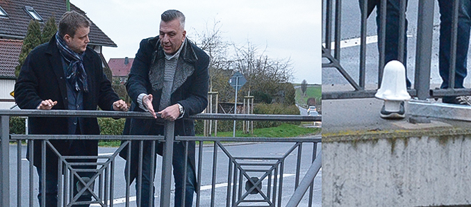 Bürgermeister Benjamin Tschesnok und Jovica Smiljkovic von der Firma EDAG bei einem Ortstermin in Roßbach, wo ein Radarsensor zur Überwachung des Roßbachs eingebaut wurde.