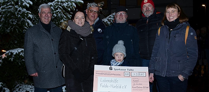 : Timo Zentgraf (Geschäftsführer GbR), Corinna Sujer (Vorstand Lebenshilfe Fulda), Dr. Bernd Katzer (Geschäftsführer GbR), Eugen Heidelmeier (Ortsvorsteher Künzell-Bachrain), Bernd Hendler (Mitglied Festausschuss GbR), Sabine Petermann (1. Vorsitzende Lebenshilfe Fulda)
Im Bildvordergrund: Sohn von Fr. Petermann, der sich auf tolle Angebote der Lebenshilfe freut.